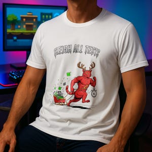 Könnte beinhalten: Weißes T-Shirt mit dem Text "SLEIGH ALL TESTS" über einer Cartoon-Illustration einer roten Katze mit Geweih, die einen Schlitten voller Geld und Testgegenstände zieht. Die Katze ist muskulös und rennt.