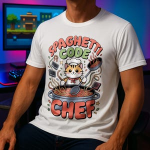 Può includere: T-shirt bianca con un gatto chef dei cartoni animati che mescola spaghetti. Il testo "SPAGHETTI CODE CHEF" è visualizzato sopra e sotto il gatto. Il gatto indossa un cappello da chef e un fazzoletto rosso.