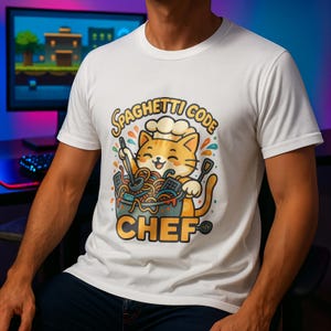 Può includere: T-shirt bianco con un design a fumetto di un gatto chef. Il gatto, con un cappello da chef, tiene utensili da cucina sopra una pentola di spaghetti. Il testo recita "Spaghetti Code Chef". Il design è colorato e giocoso.