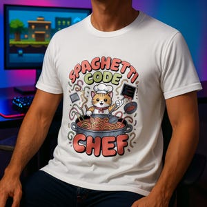Könnte beinhalten: Weißes T-Shirt mit einem Cartoon-Katzenkoch, der Spaghetti umrührt. Der Text "SPAGHETTI CODE CHEF" befindet sich über und unter der Katze. Die Katze trägt eine Kochmütze und hält einen Löffel und eine kleine Tafel.