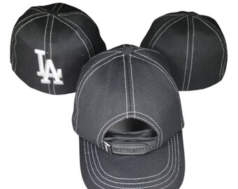 Casquette snapfront : entièrement noire avec surpiqûres blanches - Option logo LA