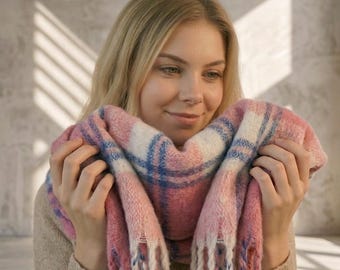 Sciarpa oversize a quadri in mohair, scialle a quadri rosa e blu pastello, sciarpa-coperta in maglia morbida e soffice