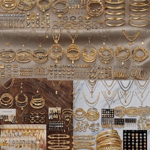 Può includere: Una vasta collezione di gioielli color oro che include collane a strati, vari braccialetti a maglie, orecchini a cerchio, orecchini a lobo e anelli impilabili. L'immagine presenta il testo RANDOM 3 PCS in alto, mostrando un ampio assortimento di accessori metallici in diversi stili e design.