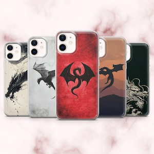 Peut inclure: Plusieurs coques de téléphone avec des motifs de dragons. Les coques présentent des illustrations de dragons en noir et blanc, et rouge, avec divers styles artistiques. Les coques sont conçues pour s'adapter à un smartphone.