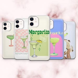 Puede incluir: Una colección de fundas para teléfonos con diseños de margaritas. Las fundas muestran ilustraciones de margaritas, con la palabra "Margarita" impresa. Las fundas tienen una variedad de fondos, incluyendo rosa, verde y azul.