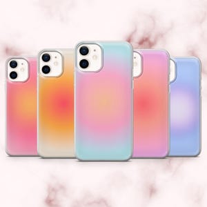 Puede incluir: Cinco fundas para teléfono con un diseño degradado en tonos rosa, naranja, azul y amarillo. Las fundas están hechas de un material transparente y tienen un acabado liso. Las fundas están dispuestas en fila, con los colores mezclándose entre sí.