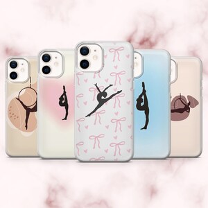 Puede incluir: Una colección de cinco fundas para teléfono con varios diseños. Cada funda presenta un fondo transparente con un gráfico diferente, que incluye una silueta de gimnasta, lazos y arte de aro aéreo. Las fundas están diseñadas para un teléfono inteligente.