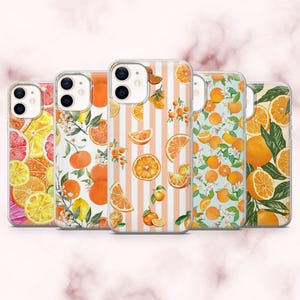 Peut inclure: Cinq coques de téléphone avec des motifs d'agrumes oranges. Les coques présentent des motifs variés, notamment des tranches d'orange, des oranges entières, des arrangements floraux et des fonds rayés. La palette de couleurs comprend des nuances d'orange, de blanc et de vert.