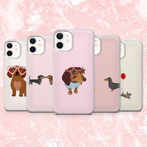 Op de afbeelding: Een verzameling van vijf telefoonhoesjes met illustraties van teckel honden. De hoesjes hebben een roze achtergrond en tonen verschillende teckels met brillen, sterren zonnebrillen en een rode ballon. Ontworpen voor een smartphone.