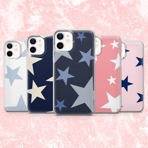 Puede incluir: Cinco fundas para teléfono con diseños de estrellas en varios colores: blanco con estrellas azul claro, azul marino con estrellas crema, azul marino con estrellas azules y grises, rosa con estrellas blancas y rosa con estrellas azul marino.