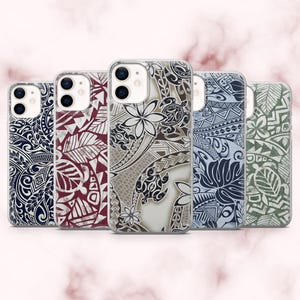 Peut inclure: Cinq coques de téléphone avec des motifs tribaux complexes. Les coques présentent des motifs dans diverses couleurs, notamment marine, bordeaux, beige, bleu et vert. Chaque coque a une bordure transparente et une découpe pour l'appareil photo.