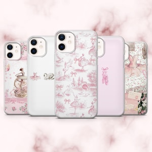 Pode incluir: Uma coleção de cinco capas de telefone com temas de balé. As capas apresentam esquemas de cores rosa e branco com ilustrações de bailarinas, cisnes, sapatilhas de balé e padrões florais. As capas estão dispostas em uma fileira.