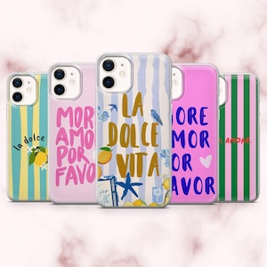 Op de afbeelding: Een verzameling van vijf telefoonhoesjes met kleurrijke ontwerpen. De hoesjes hebben verticale strepen, tekst en illustraties van citroenen, vogels en andere afbeeldingen. De tekst bevat zinnen als "La Dolce Vita" en "More Amor."