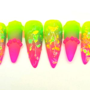 Neonowe lakiery do paznokci Slush Press On Matte w kolorze różowo-zielonym z opalizującymi płatkami, koraliki 3D Drip Beads w kształcie sztyftu/migdału, długość długa, rozmiar średni