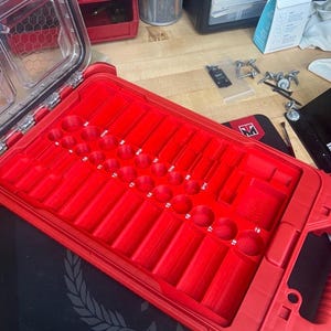 Könnte beinhalten: Roter Werkzeugkoffer mit mehreren Fächern, die mit Größen beschriftet sind. Der Koffer ist geöffnet und zeigt die organisierten Bereiche für Werkzeuge. Der Koffer hat einen Griff und besteht aus einem robusten Material. Der Text "InLine Fabrication.com" ist sichtbar.