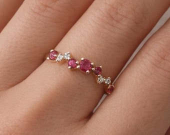 Anillo de oro amarillo de 14 quilates con rubíes naturales y diamantes en forma de constelación (0,41 ct en total) / Anillo con diseño en zigzag