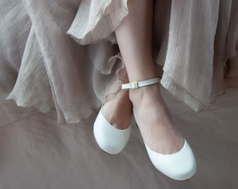 White minimalist wedding shoes, low heel bridal shoes, Mary Janes with French Lace & Ankle Straps・Luna in White French Lace