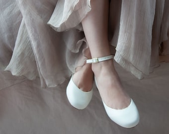 The white shop ribbon shoes