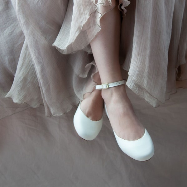 White minimalist wedding shoes, low heel bridal shoes, Mary Janes with Lace and Leather Straps・Luna in White French Lace ・LAST PAIR Size 36