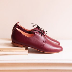 Leather Oxford Shoes in Bordeaux, Derby Flats in Dark Red-Brown - Amira