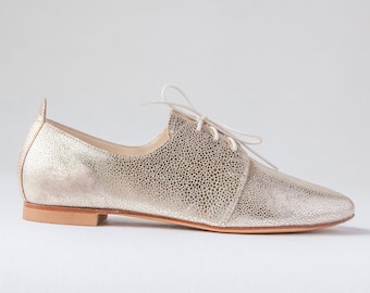 Chaussures en cuir Oxford doré, chaussures plates scintillantes, chaussures derby ・Amira Golden Dots