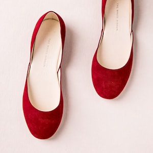 Bailarinas de piel nobuk rojo rubí: zapatos minimalistas y cómodos