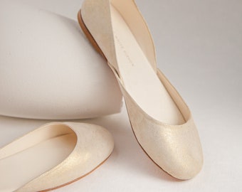 The Metallic Ballet Flats in White Pastel Gold・Standard Width・Thea in White Gold