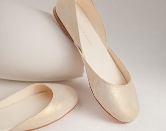 Witgouden leren ballerina's: handgemaakte minimalistische trouwschoenen