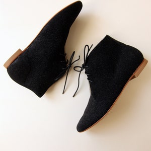 Glinsterende zwarte leren enkellaarzen, laarsjes met lage hak, glanzende zwarte platte schoenen・Lea in Black Sparkle