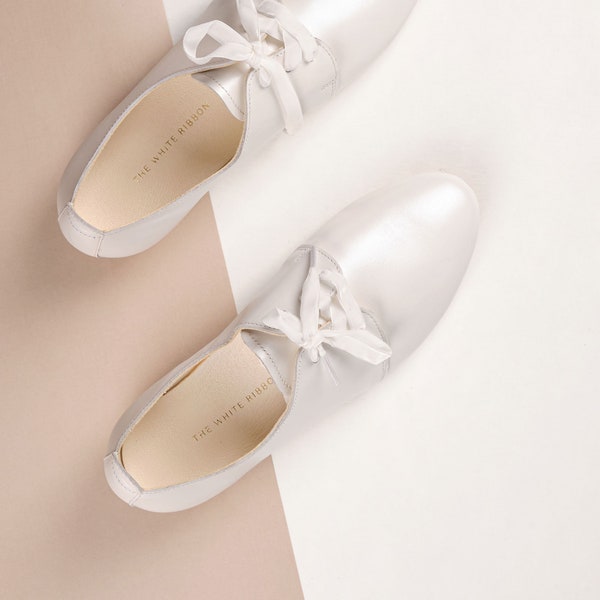Pearl Ivory Wedding Oxford Flat Shoes, Velvet lace bridal derbies, bridal flats, low heel wedding shoes・Ava in Pearl Ivory