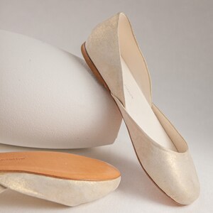 Ballerines métalliques Thea en or pastel blanc, largeur standard, Thea en or blanc image 3