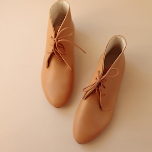 Lichtbruine enkellaarsjes, slofjes met lage hak, lichtbruine leren schoenen (Lea in Fawn)