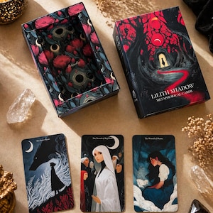 Peut inclure: Un jeu de cartes de tarot intitulé "LILITH SHADOW METAPHORICAL CARDS" avec une boîte noire ornée d'un motif de forêt rouge et noire. Trois cartes sont présentées, chacune avec des illustrations et des titres uniques : "The Inner Beast", "The Wound of Rejection" et "The Wound of Shame".