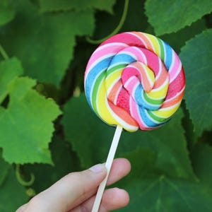 Rainbow Swirl Lollipop: Natural Fruit Flavors, Party Treat