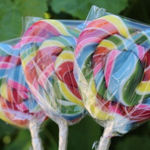 Handcrafted natural lollipops in dreamy colors, fun shapes, and delightful flavors — made with love and a touch of magic.