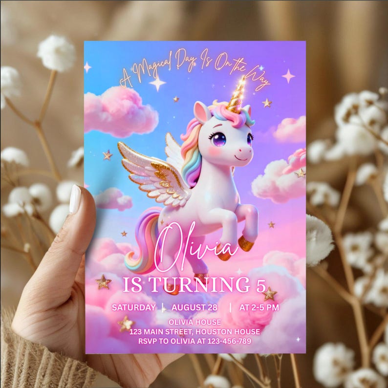K&ouml;nnte beinhalten: Eine farbenfrohe Einladungskarte mit einem Cartoon-Einhorn, goldenem Horn, Regenbogenm&auml;hne und Fl&uuml;geln. Der Text "Olivia wird 5" ist abgebildet, zusammen mit den Veranstaltungsdetails. Der Hintergrund hat ein Himmel- und Wolken-Thema.