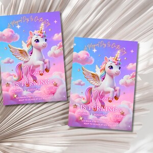 K&ouml;nnte beinhalten: Zwei Geburtstagseinladungen mit einem Einhorn-Design. Die Einladungen zeigen ein Einhorn mit goldenem Horn, Fl&uuml;geln und einer Regenbogenm&auml;hne und -schwanz. Der Text lautet "Olivia wird 5" zusammen mit den Veranstaltungsdetails. Der Hintergrund ist ein Farbverlauf aus Rosa, Lila und Blau mit Wolken und Sternen.