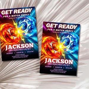 Puede incluir: Dos invitaciones de fiesta con un dise&ntilde;o din&aacute;mico. Cada una presenta una ilustraci&oacute;n de peonza roja y azul con el texto "GET READY FOR A MATCH PARTY!" y "JACKSON HAS REACHED LVL 10!". Las invitaciones est&aacute;n sobre un fondo neutro.