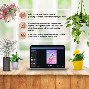 K&ouml;nnte beinhalten: Ein Laptop mit einer farbenfrohen Einhorn-Grafik steht auf einem Holztisch. Der Bildschirm zeigt eine Designoberfl&auml;che. Text auf einer transparenten &Uuml;berlagerung beschreibt Druck- und Anpassungsoptionen. Topfpflanzen und H&auml;ngek&ouml;rbe mit Blumen umgeben den Laptop.