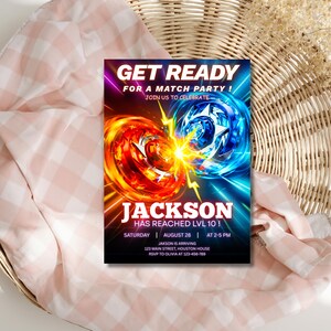 Puede incluir: Una invitaci&oacute;n a una fiesta con el texto "GET READY FOR A MATCH PARTY!" y "JACKSON HAS REACHED LVL 10!". La invitaci&oacute;n presenta un gr&aacute;fico rojo y azul de dos peonzas luchando. La invitaci&oacute;n est&aacute; sobre una manta a cuadros rosa y blanca.