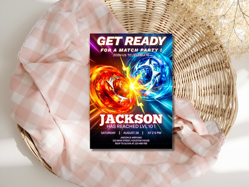 Puede incluir: Una invitaci&oacute;n a una fiesta con el texto "GET READY FOR A MATCH PARTY!" y "JACKSON HAS REACHED LVL 10!". La invitaci&oacute;n presenta un gr&aacute;fico rojo y azul de dos peonzas luchando. La invitaci&oacute;n est&aacute; sobre una manta a cuadros rosa y blanca.