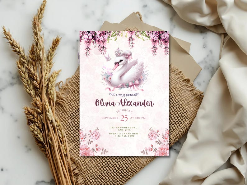 K&ouml;nnte beinhalten: Eine rosa Einladungskarte mit einer Schwan-Illustration, floralen Akzenten und dem Text "Our Little Princess Olivia Alexander". Die Karte enth&auml;lt Eventdetails: Samstag, 25. September, um 18:00 Uhr, sowie eine Adresse und RSVP-Informationen.