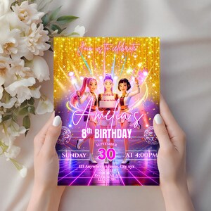 Puede incluir: Invitaci&oacute;n de cumplea&ntilde;os con tres figuras animadas y una tarta. El texto dice "Amelia's 8th Birthday" con la fecha 30 de septiembre a las 4:00 PM. El fondo es dorado con acentos morados y rosas.