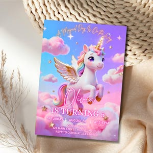 K&ouml;nnte beinhalten: Eine farbenfrohe Einladungskarte mit einem Einhorn mit goldenem Horn und Regenbogenm&auml;hne. Auf der Karte steht "Olivia WIRD 5" mit Veranstaltungsdetails. Der Hintergrund ist ein vertr&auml;umter Himmel mit Wolken und Sternen.