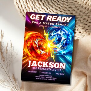 Puede incluir: Una colorida invitaci&oacute;n con el texto "GET READY FOR A MATCH PARTY!" y "JACKSON HAS REACHED LVL 10!". El dise&ntilde;o presenta dos peonzas que luchan en rojo y azul con efectos de rel&aacute;mpagos. Incluye detalles del evento.