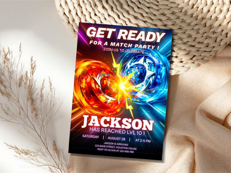 Puede incluir: Una colorida invitaci&oacute;n con el texto "GET READY FOR A MATCH PARTY!" y "JACKSON HAS REACHED LVL 10!". El dise&ntilde;o presenta dos peonzas que luchan en rojo y azul con efectos de rel&aacute;mpagos. Incluye detalles del evento.