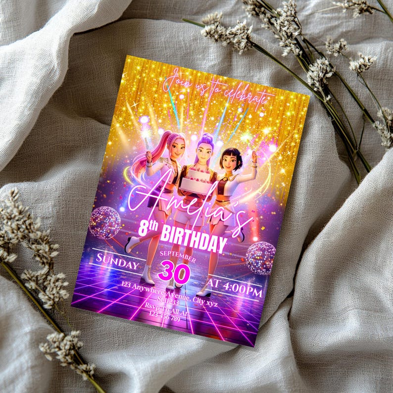 Puede incluir: Una vibrante invitaci&oacute;n de cumplea&ntilde;os con tres chicas animadas sosteniendo un pastel. La invitaci&oacute;n incluye el texto "Amelia's 8th Birthday" con detalles del evento: domingo 30 de septiembre a las 4:00 PM y una direcci&oacute;n.