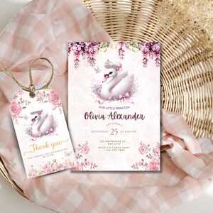 K&ouml;nnte beinhalten: Einladungs- und Etiketten-Set zum Thema Schwan. Die Einladung zeigt einen Schwan mit Krone, umgeben von Blumen, mit dem Text "Our Little Princess Olivia Alexander". Das Etikett sagt "Thank you" mit floralen Akzenten.