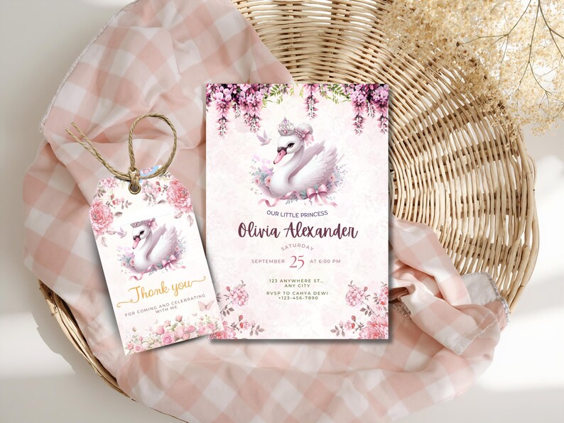 K&ouml;nnte beinhalten: Einladungs- und Etiketten-Set zum Thema Schwan. Die Einladung zeigt einen Schwan mit Krone, umgeben von Blumen, mit dem Text "Our Little Princess Olivia Alexander". Das Etikett sagt "Thank you" mit floralen Akzenten.