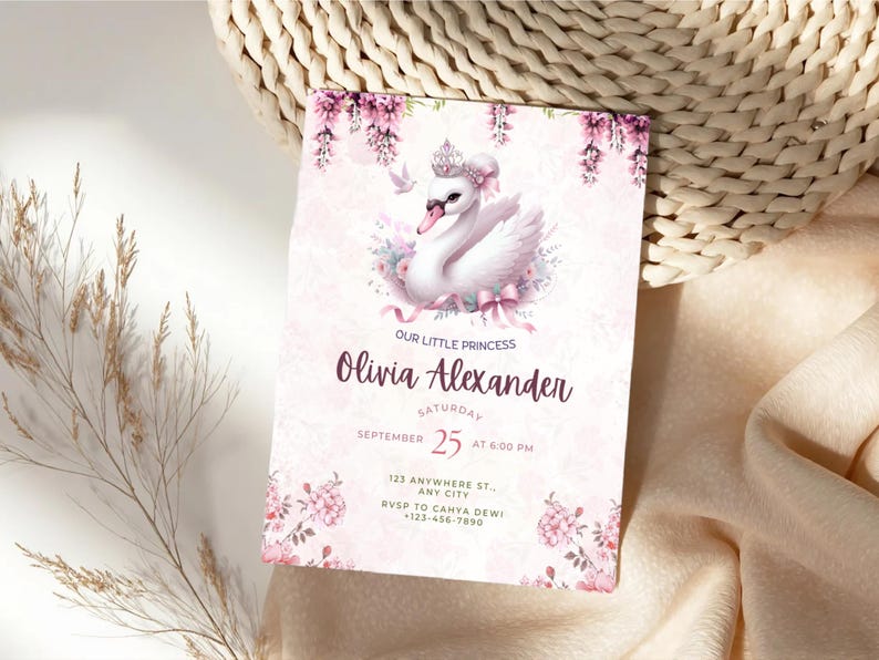 K&ouml;nnte beinhalten: Eine rosa Einladungskarte mit einer Schwan-Illustration, floralen Akzenten und dem Text "Our Little Princess Olivia Alexander." Die Karte enth&auml;lt Eventdetails: Samstag, 25. September um 18:00 Uhr und einen RSVP-Kontakt.